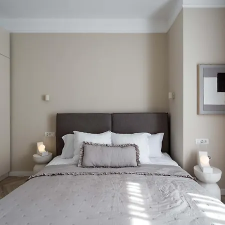 Refined & Spacious 3-bedroom Flat Near Cismigiu, Balcony With Boulevard Views Apartment Bucharest