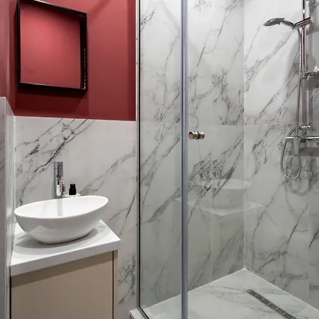 Refined & Spacious 3-bedroom Flat Near Cismigiu, Balcony With Boulevard Views *