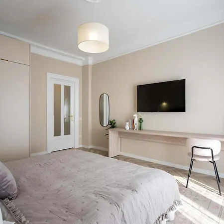 Refined & Spacious 3-bedroom Flat Near Cismigiu, Balcony With Boulevard Views * Bucharest