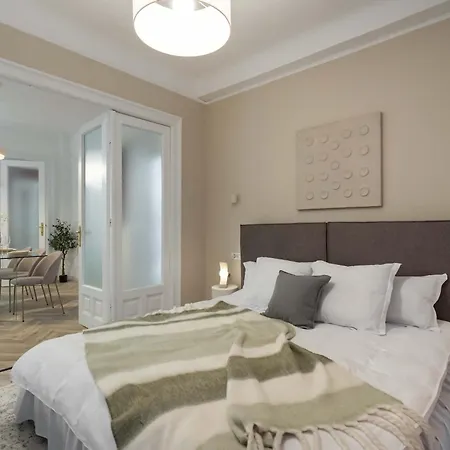 Refined & Spacious 3-bedroom Flat Near Cismigiu, Balcony With Boulevard Views Apartment *