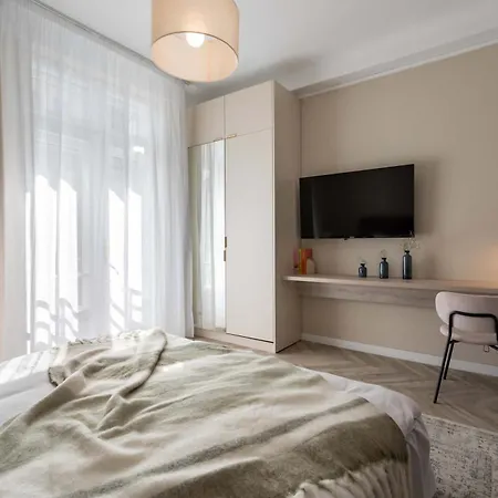 Refined & Spacious 3-bedroom Flat Near Cismigiu, Balcony With Boulevard Views Apartment Bucharest