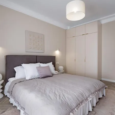 Refined & Spacious 3-bedroom Flat Near Cismigiu, Balcony With Boulevard Views Bucharest