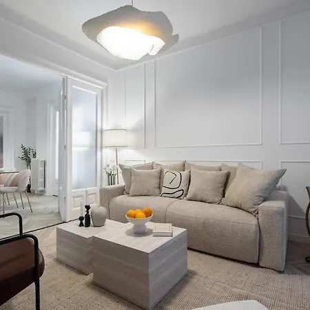 Refined & Spacious 3-bedroom Flat Near Cismigiu, Balcony With Boulevard Views *