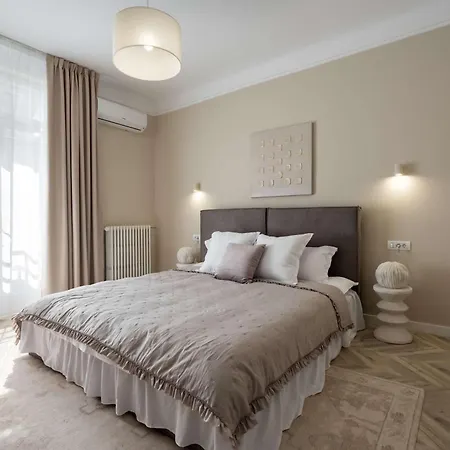 Refined & Spacious 3-bedroom Flat Near Cismigiu, Balcony With Boulevard Views アパート ブカレスト