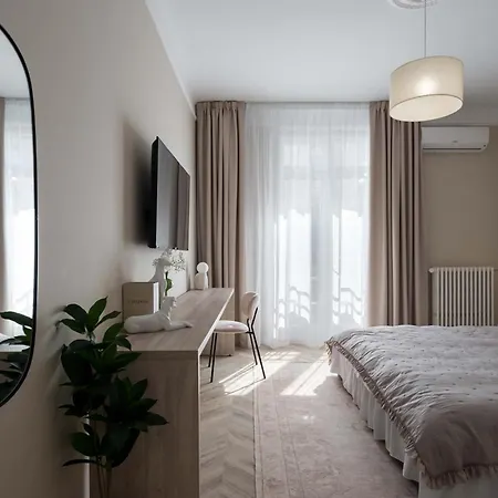 Refined & Spacious 3-bedroom Flat Near Cismigiu, Balcony With Boulevard Views Apartamento *