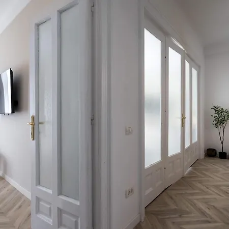 Apartment Elegant 3br Retreat - Steps Away Cismigiu Gardens *