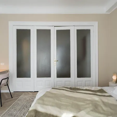 Refined & Spacious 3-bedroom Flat Near Cismigiu, Balcony With Boulevard Views ブカレスト