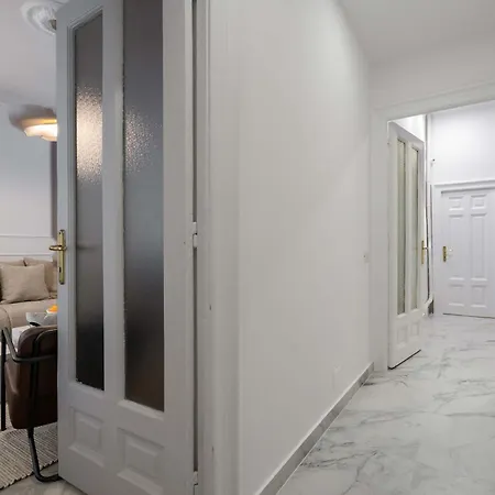 아파트 Refined & Spacious 3-bedroom Flat Near Cismigiu, Balcony With Boulevard Views