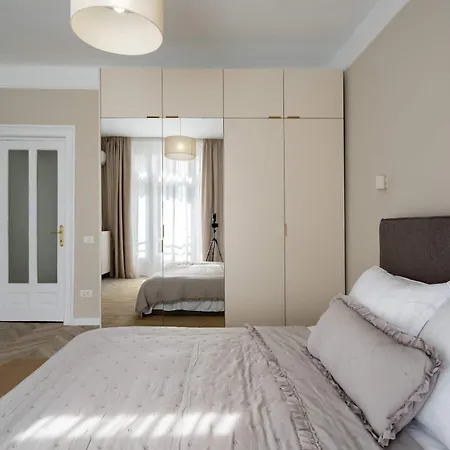 Refined & Spacious 3-bedroom Flat Near Cismigiu, Balcony With Boulevard Views 부쿠레슈티