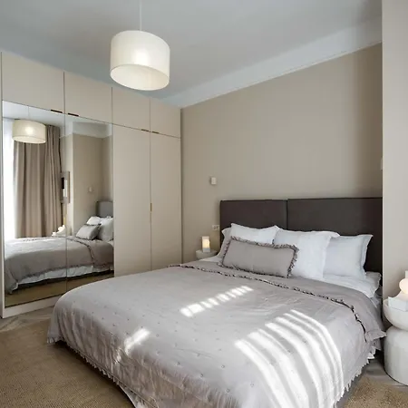 Refined & Spacious 3-bedroom Flat Near Cismigiu, Balcony With Boulevard Views 아파트