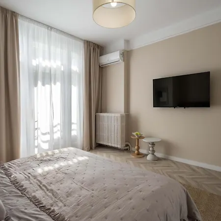 Refined & Spacious 3-bedroom Flat Near Cismigiu, Balcony With Boulevard Views 아파트 *