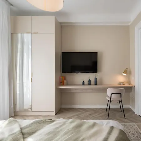 Refined & Spacious 3-bedroom Flat Near Cismigiu, Balcony With Boulevard Views 아파트
