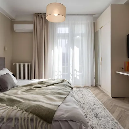 Refined & Spacious 3-bedroom Flat Near Cismigiu, Balcony With Boulevard Views Apartman *