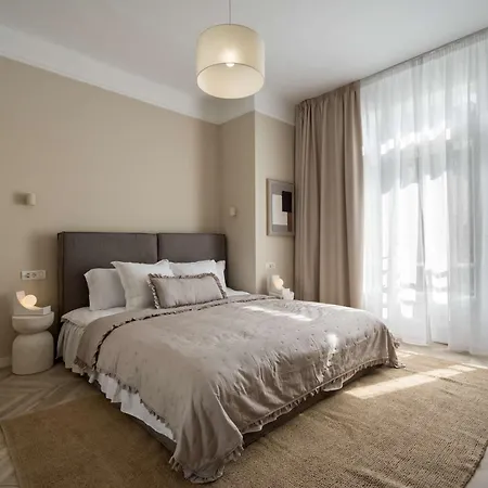 Refined & Spacious 3-bedroom Flat Near Cismigiu, Balcony With Boulevard Views Bukarest